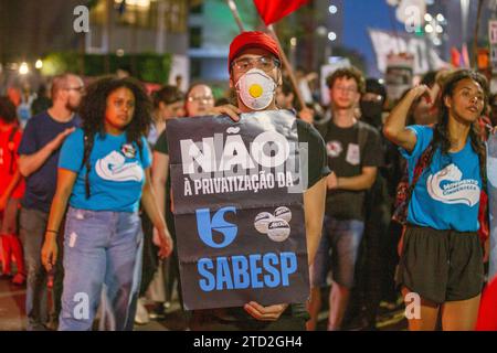 14 décembre 2023, Sao Paulo, Sao Paulo, Brésil: dans l’après-midi de ce jeudi 14 décembre, au MASP, sur l’Avenida Paulista Sao Paulo Brasil à 5h, une autre étape de la lutte contre la privatisation a eu lieu et il a été demandé que les poursuites contre les militants arrêtés lors du vote qui a approuvé la privatisation soient terminées. De Sabesp à l'Assemblée législative, le 6/12. (Image de crédit : © Wagner Vilas/ZUMA Press Wire) USAGE ÉDITORIAL SEULEMENT! Non destiné à UN USAGE commercial ! Banque D'Images