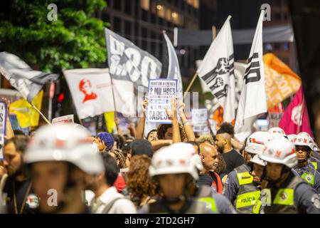 14 décembre 2023, Sao Paulo, Sao Paulo, Brésil: dans l’après-midi de ce jeudi 14 décembre, au MASP, sur l’Avenida Paulista Sao Paulo Brasil à 5h, une autre étape de la lutte contre la privatisation a eu lieu et il a été demandé que les poursuites contre les militants arrêtés lors du vote qui a approuvé la privatisation soient terminées. De Sabesp à l'Assemblée législative, le 6/12. (Image de crédit : © Wagner Vilas/ZUMA Press Wire) USAGE ÉDITORIAL SEULEMENT! Non destiné à UN USAGE commercial ! Banque D'Images