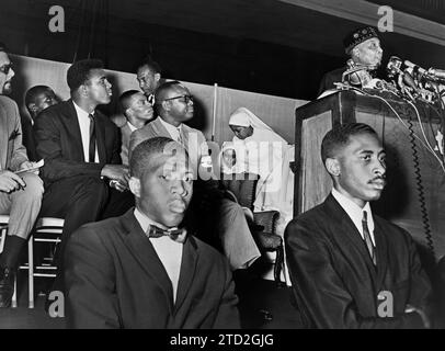 Elijah Muhammad s'adressant à des adeptes tels que Cassius Clay, Stanley Wolfson, New York World-Telegram et The Sun Newspaper Photograph Collection, 1964 Banque D'Images