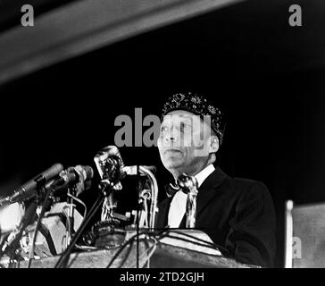 Elijah Muhammad debout derrière des micros au podium, Stanley Wolfson, New York World-Telegram et The Sun Newspaper Photograph Collection, 1964 Banque D'Images