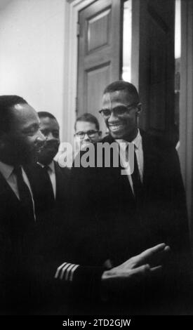 Martin Luther King Jr. Et Malcolm X lors de la conférence de presse sur le débat du Sénat sur le civil Rights Act de 1964, bâtiment du Capitole des États-Unis, Washington, D.C., États-Unis, Marion S. Trikosko, U.S. News & World Report Magazine Photography Collection, mars 26,1964 Banque D'Images