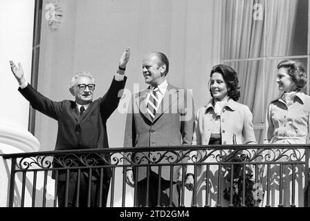 Le président américain Gerald Ford, la première dame Betty Ford, le président italien Giovanni Leone, et son épouse Vittoria Michitto, saluant du balcon de la Maison Blanche à leur arrivée aux États-Unis, Washington, D.C., États-Unis, Marion S. Trikosko, U.S. News & World Report Magazine Photography Collection, 24 septembre 1974 Banque D'Images