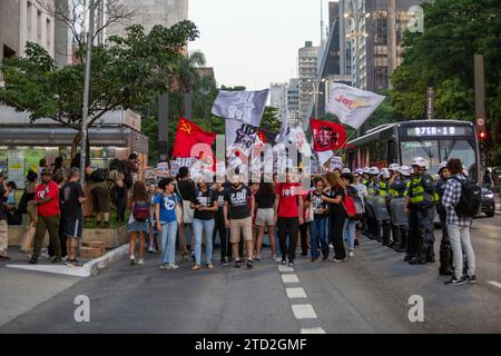 14 décembre 2023, Sao Paulo, Sao Paulo, Brésil: dans l’après-midi de ce jeudi 14 décembre, au MASP, sur l’Avenida Paulista Sao Paulo Brasil à 5h, une autre étape de la lutte contre la privatisation a eu lieu et il a été demandé que les poursuites contre les militants arrêtés lors du vote qui a approuvé la privatisation soient terminées. De Sabesp à l'Assemblée législative, le 6/12. (Image de crédit : © Wagner Vilas/ZUMA Press Wire) USAGE ÉDITORIAL SEULEMENT! Non destiné à UN USAGE commercial ! Banque D'Images