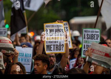 14 décembre 2023, Sao Paulo, Sao Paulo, Brésil: dans l’après-midi de ce jeudi 14 décembre, au MASP, sur l’Avenida Paulista Sao Paulo Brasil à 5h, une autre étape de la lutte contre la privatisation a eu lieu et il a été demandé que les poursuites contre les militants arrêtés lors du vote qui a approuvé la privatisation soient terminées. De Sabesp à l'Assemblée législative, le 6/12. (Image de crédit : © Wagner Vilas/ZUMA Press Wire) USAGE ÉDITORIAL SEULEMENT! Non destiné à UN USAGE commercial ! Banque D'Images