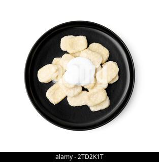 Assiette de délicieuses boulettes paresseuses avec de la crème sure isolé sur blanc, vue de dessus Banque D'Images