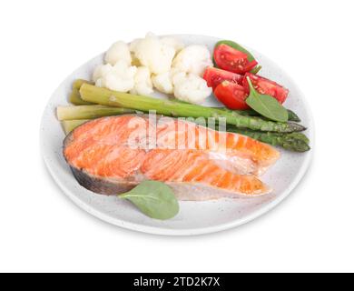 Repas sain. Assiette avec steak de saumon grillé et légumes isolés sur blanc Banque D'Images