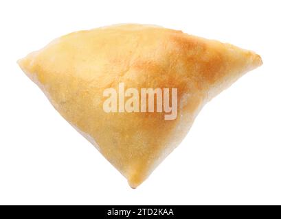 Samosa savoureux avec remplissage isolé sur blanc Banque D'Images