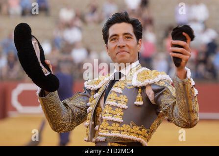 Séville, 04/19/2023. Bullfight, 3e abonnement. Six taureaux de Santiago Domecq. Torero, Álvaro Lorenzo. Photo : Raúl Doblado. ARCHSEV. Crédit : Album / Archivo ABC / Raúl Doblado Banque D'Images