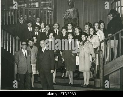 Madrid, 04/14/1967. Les élèves de l’École des bibliothécaires et documentalistes, accompagnés de leurs professeurs, dans la bibliothèque ABC, lors de la visite qu’ils ont faite à Prensa Española. Crédit : Album / Archivo ABC / Manuel Sanz Bermejo Banque D'Images