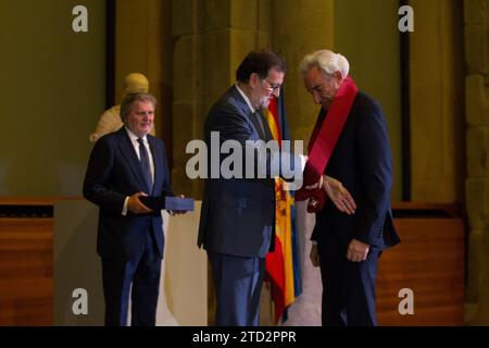 Madrid, 02/27/2017. Mariano Rajoy et Iñigo Méndez de Vigo, livrent la grande croix de l'ordre civil d'Alphonse X le sage à Luis del Olmo. Photo : Isabel Permuy Archdc. Crédit : Album / Archivo ABC / Isabel B Permuy Banque D'Images