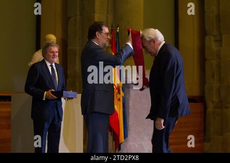 Madrid, 02/27/2017. Mariano Rajoy et Iñigo Méndez de Vigo, livrent la grande croix de l'ordre civil d'Alphonse X le sage à Luis del Olmo. Photo : Isabel Permuy Archdc. Crédit : Album / Archivo ABC / Isabel B Permuy Banque D'Images