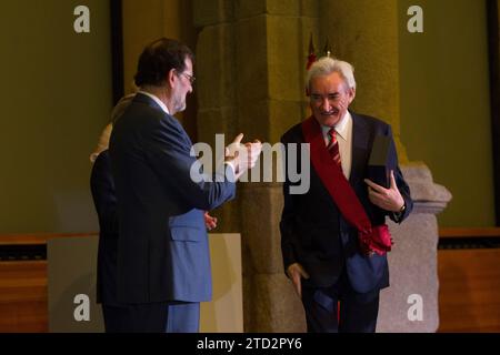 Madrid, 02/27/2017. Mariano Rajoy et Iñigo Méndez de Vigo, livrent la grande croix de l'ordre civil d'Alphonse X le sage à Luis del Olmo. Photo : Isabel Permuy Archdc. Crédit : Album / Archivo ABC / Isabel B Permuy Banque D'Images