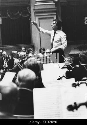 02/23/1988. Sa Majesté la Reine a assisté au concert que l'Orchestre Philharmonique de Vienne a donné au Théâtre Royal sous la direction de Claudio Abbado. Dans l'image, un moment de la répétition. Crédit : Album / Archivo ABC / Miguel Berrocal Banque D'Images