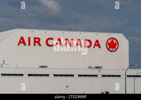 Logo et enseigne d'Air Canada sur son immeuble de l'aérogare de Calgary, Alberta Banque D'Images