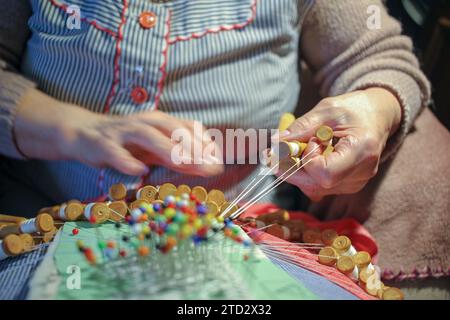 Fingers Dancing : passion de la dentelle Bobbin d'octogénaire Banque D'Images