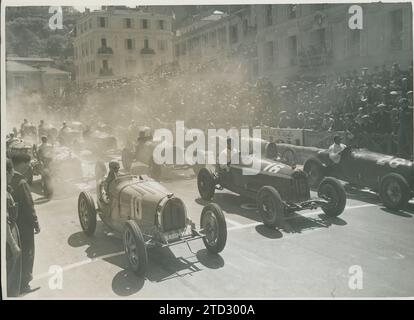 Monaco, 04/23/1933. Grand Prix de Monaco. Moment du départ avec les pilotes, de gauche à droite, Achille Varzi, Louis Chiron et Baconin Borzacchini. Crédit : Album / Archivo ABC Banque D'Images