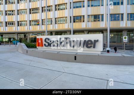 Logo et enseigne SaskPower devant le siège social de SaskPower à Regina, Saskatchewan, Canada Banque D'Images