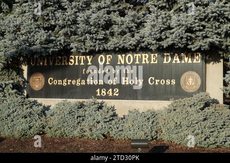 Une enseigne de l'Université de notre Dame avec les mots fondée par la Congrégation de la Sainte Croix 1842, jeudi 7 décembre 2023, à South Bend, Ind Banque D'Images