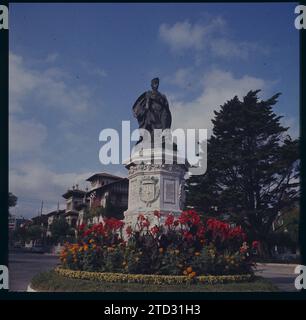 San Sebastián, 1952 (CA.) Monument de la reine María Cristina dans les jardins Ondarreta. Crédit : Album / Archivo ABC Banque D'Images