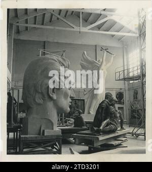 Madrid, avril 1961. Etude du sculpteur Juan de Ávalos. Dans l'image, une partie du studio. Tout d'abord, l'un des soixante-quatorze croquis réalisés pour les neuf sculptures de la Vallée des morts. À droite, la Piedad et la victoire de l'offrande (huit mètres de haut), qui ira dans le monument à la Alcázar de Tolède. Crédit : Album / Archivo ABC / Teodoro Naranjo Domínguez Banque D'Images