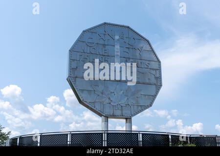 Gros nickel avec ciel bleu en arrière-plan dans le Grand Sudbury, ON, Canada Banque D'Images