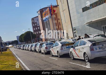 01/21/2016. Madrid, 01/21/2019. Grève des taxis à Madrid. Les taxis ont bloqué toutes les routes d'accès à Ifema, à l'exception de la voie d'urgence. Photo : Guillermo Navarro ARCHDC. Crédit : Album / Archivo ABC / Guillermo Navarro Banque D'Images