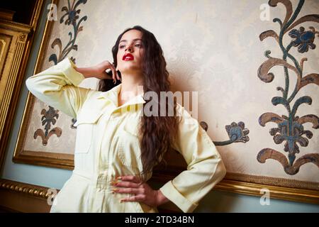 Madrid, 10/29/2018. Portraits posés du chanteur Rosalía dans le palais Santoña, Calle de las Huertas. Photo : Guillermo Navarro ARCHDC. Crédit : Album / Archivo ABC / Guillermo Navarro Banque D'Images