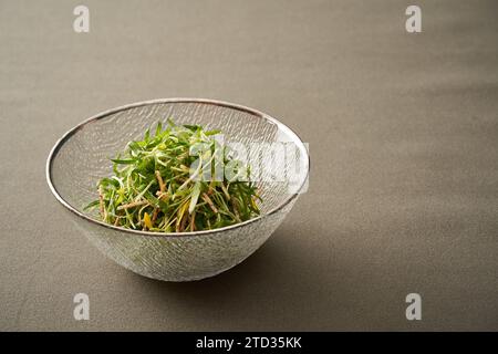 Épinards d'eau sautés，Stir Fried Morning Glory Banque D'Images