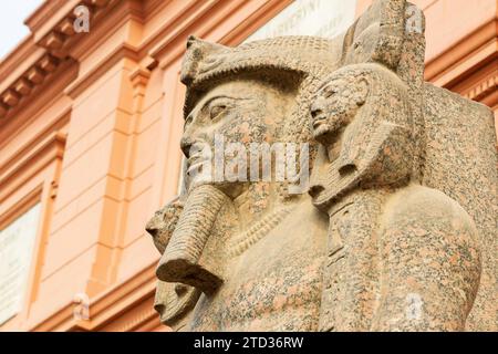 Statue à l'extérieur du Musée égyptien, le Caire, Egypte, Afrique du Nord Banque D'Images