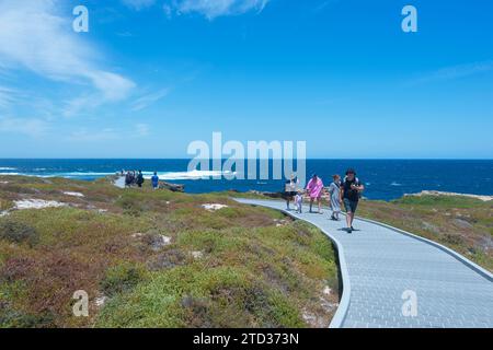 Touristes sur une promenade au Cap Vlamingh, West End, Océan Indien, Rottnest Island ou Wadjemup, Australie occidentale, Australie Banque D'Images