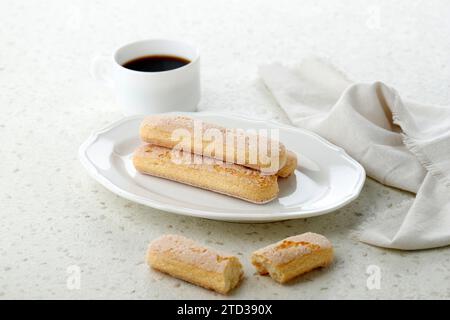 Lady Finger cookie italien Savoiardi. Biscuits sucrés biscuits éponge pour Tiramisu, servis avec du café Banque D'Images