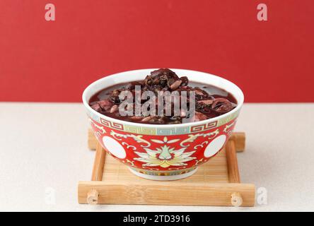 LABA porridge huit Treasure Congee, plat chinois traditionnel servi au Laba ou au festival Lantern, concept rouge chinois Banque D'Images