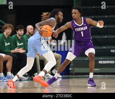 Jaylen Forbes (25 ans), garde de Tulane Green Wave, tente de passer devant JP Pegues (1 ans), garde de Furman Paladins, lors d’un match de basketball masculin au Fogleman Arena de la Nouvelle-Orléans, Louisiane, le jeudi 14 décembre 2023. (Photo de Peter G. Forest/Sipa USA) Banque D'Images