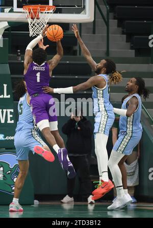 Le garde des Paladins de Furman, JP Pegues (1), tire un layup contre l’attaquant de Tulane Green Wave, Collin Holloway (5), lors d’un match de basketball masculin au Fogleman Arena de la Nouvelle-Orléans, Louisiane, le jeudi 14 décembre 2023. (Photo de Peter G. Forest/Sipa USA) Banque D'Images