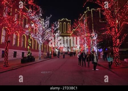 Les gens apprécient les lumières de Noël qui illuminent les bâtiments et les arbres de la brasserie Anheuser Busch à St. Louis le vendredi 15 décembre 2023. Photo de Bill Greenblatt/UPI Banque D'Images