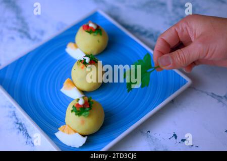 Plat typiquement péruvien appelé causa rellena, qui est servi comme entrée. Banque D'Images