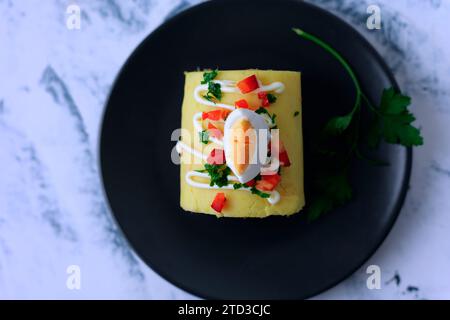 Plat typiquement péruvien appelé causa rellena, qui est servi comme entrée. Banque D'Images