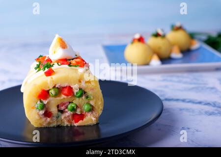 Plat typiquement péruvien appelé causa rellena, qui est servi comme entrée. Banque D'Images