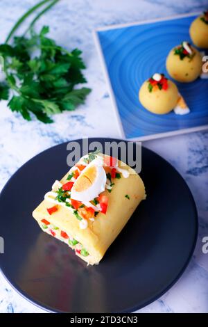 Plat typiquement péruvien appelé causa rellena, qui est servi comme entrée. Banque D'Images