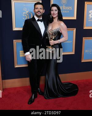 (G-D) Elan Ruspoli et Jacqueline MacInnes Wood posent avec le prix de « Performance exceptionnelle dans Une série dramatique de jour : actrice » lors de la 50e édition annuelle des Daytime Emmy Awards - salle de presse tenue à l'hôtel The Westin Bonaventure à Los Angeles, CA le vendredi 15 décembre 2023. (Photo de Sthanlee B. Mirador/Sipa USA) Banque D'Images