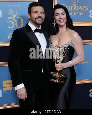 (G-D) Elan Ruspoli et Jacqueline MacInnes Wood posent avec le prix de « Performance exceptionnelle dans Une série dramatique de jour : actrice » lors de la 50e édition annuelle des Daytime Emmy Awards - salle de presse tenue à l'hôtel The Westin Bonaventure à Los Angeles, CA le vendredi 15 décembre 2023. (Photo de Sthanlee B. Mirador/Sipa USA) Banque D'Images