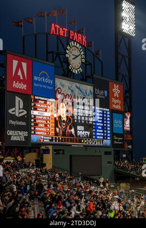 SAN FRANCISCO, CA, AOÛT 23 : vue du tableau de bord HD massif dans AT&T Park de San Francisco, affichant le score actuel et les statistiques d'un 2017 ga Banque D'Images