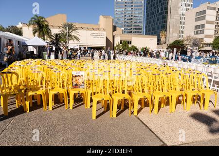 Les gens se rassemblent sur la place devant le musée d'art de tel Aviv le 15 décembre 2023 où le mémorial, l'installation artistique et quelques familles d'otages pris par le Hamas lors de l'attaque terroriste du 7 octobre vivent dans des tentes Banque D'Images