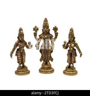 figure antique artisanale du dieu vishnu de la religion hindoue avec devi ou anges du ciel isolé dans un arrière-plan blanc Banque D'Images