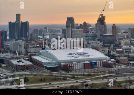 Une vue aérienne générale de Ford Field et de la skyline du centre-ville, jeudi 7 décembre 2023, à Detroit. Banque D'Images