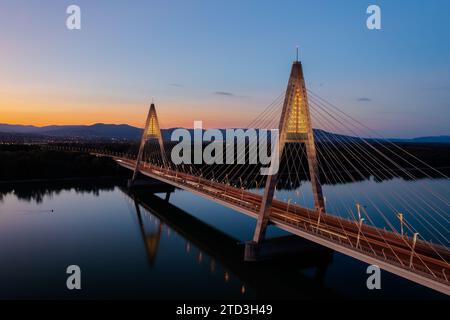 Budapest, Hongrie - vue aérienne sur le célèbre pont illuminé Megyeri au coucher du soleil Banque D'Images