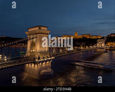 Vue aérienne sur le pont de chaîne Szechenyi fraîchement rénové avec le château de Buda à l'arrière-plan. Paysage urbain aérien de Budapest. Banque D'Images