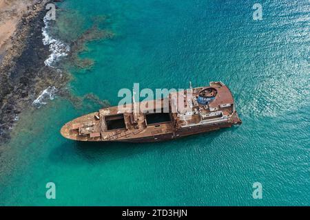 Drone photograhy. Naufrage appelé Temple Hall ou Telamon dans une baie près du port industriel d'Arrecifes sur les îles Canaries de Lanzarote. Banque D'Images