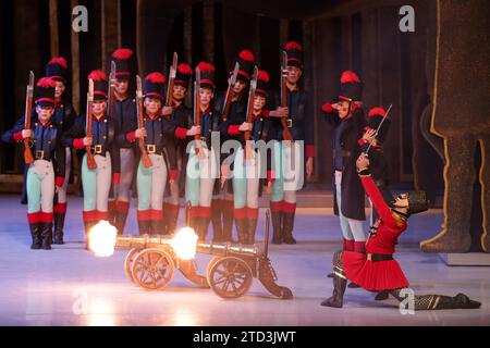 (231216) -- MEXICO, 16 déc. 2023 (Xinhua) -- des danseurs de la Compagnie nationale de danse du Mexique interprètent « The casse-noisette » à l'Auditorium national de Mexico, Mexique, le 15 décembre 2023. (Photo de Francisco Canedo/Xinhua) Banque D'Images