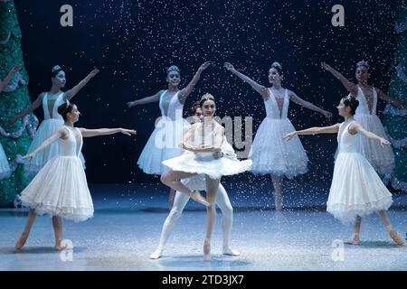 (231216) -- MEXICO, 16 déc. 2023 (Xinhua) -- des danseurs de la Compagnie nationale de danse du Mexique interprètent « The casse-noisette » à l'Auditorium national de Mexico, Mexique, le 15 décembre 2023. (Photo de Francisco Canedo/Xinhua) Banque D'Images